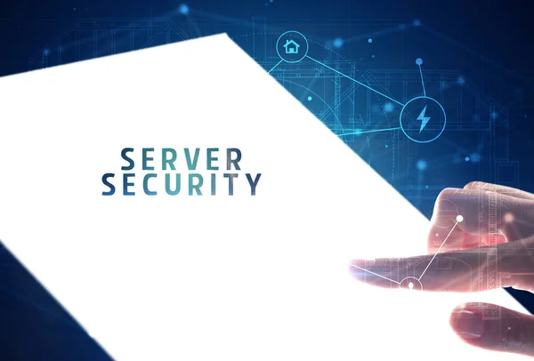 Trzymanie Futurystycznego Tabletu Napisem Server Security Koncepcja Cyberbezpieczeństwa — Zdjęcie stockowe