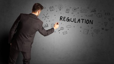 İş adamı, REGULATION yazıtları ve iş stratejisi konseptiyle yaratıcı bir fikir çizimi yapıyor.
