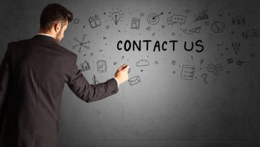 İş adamı CONTACT ABD yazıtları ve iş stratejisi kavramı ile yaratıcı bir fikir çizimi çiziyor