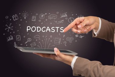 PODCASTS yazıtları, sosyal medya kavramına sahip bir dokunmatik ekran yakın plan