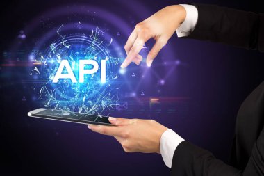 API kısaltması olan bir dokunmatik ekrana yakın çekim, modern teknoloji kavramı