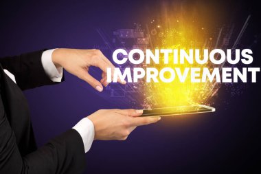 KONTINUOUS İMPROVEMENT yazıt, yenilikçi teknoloji konsepti ile bir dokunmatik ekran yakın çekim