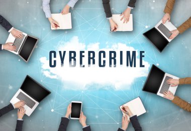 Bir grup insan CYBERCRIME ile toplantı yapıyor, web güvenlik kavramı