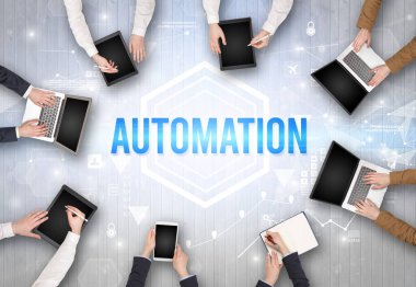 Bir Ofiste Çalışan Meşgul İnsanlar Grubu AUTOMATION yazıtları, modern teknoloji konsepti
