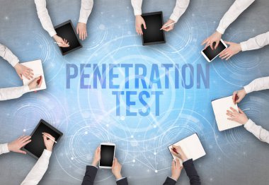 PENETRATION TEST insciption, web güvenlik kavramı olan bir dizüstü bilgisayarın önünde bir grup insan