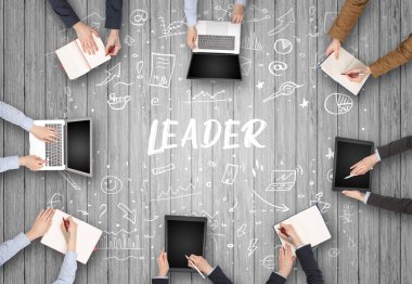 Lider yazıtları ve ortak çalışma konseptiyle birlikte çalışan bir grup iş adamı