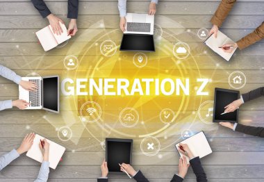 GENERATION Z insciption, sosyal ağ konsepti ile toplantı yapan bir grup insan