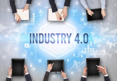 INDUSTRY 4.0 yazıtlı, modern teknoloji kavramına sahip bir ofiste çalışan meşgul insanlar grubu