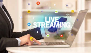 LIVE STREAMING yazıt, Sosyal medya kavramına sahip dizüstü bilgisayar kullanan serbest çalışan kadın