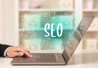 SEO kısaltması, modern teknoloji konsepti ile yeni modern bilgisayarlar üzerinde çalışıyoruz.