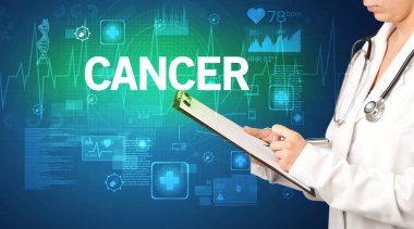 Genç doktor, CANCER yazıtları ve sağlık konseptiyle notlar yazıyor.