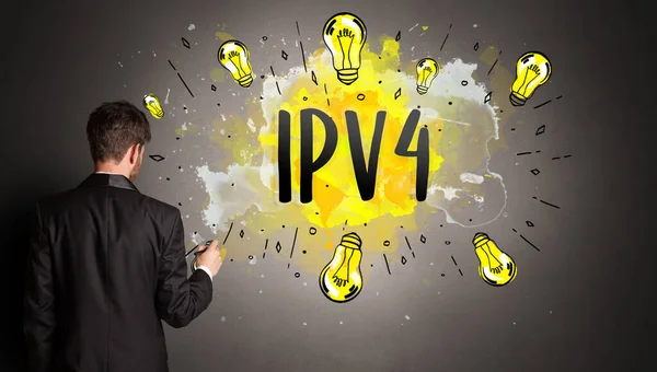 Ipv4の略語でカラフルな電球を描くビジネスマン 新しい技術のアイデアの概念 — ストック写真