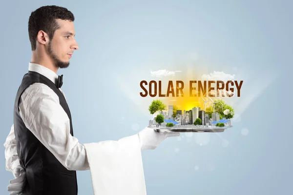 Garçom Servindo Eco Cidade Com Inscrição Energia Solar Conceito Energia — Fotografia de Stock