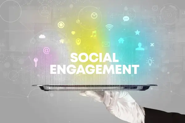 웨이터가 Social Engagement 새로운 미디어 개념과 워킹을 — 스톡 사진