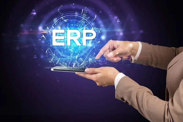 ERP kısaltmalı bir dokunmatik ekran, modern teknoloji kavramı