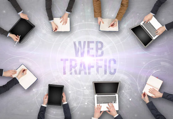 Gruppe Von Menschen Vor Einem Laptop Mit Web Traffic Inspiration — Stockfoto