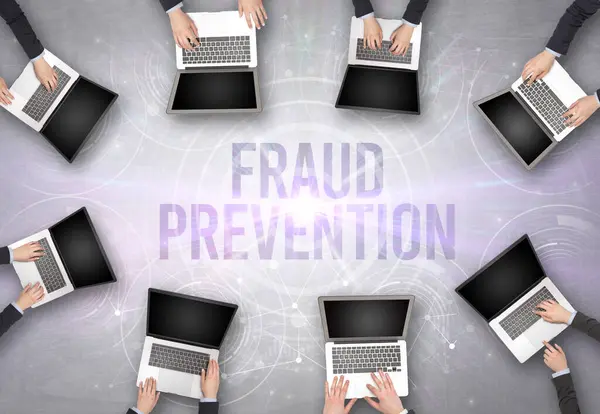 一组人站在笔记本电脑前 带着Fraud预防知识 网络安全概念 — 图库照片