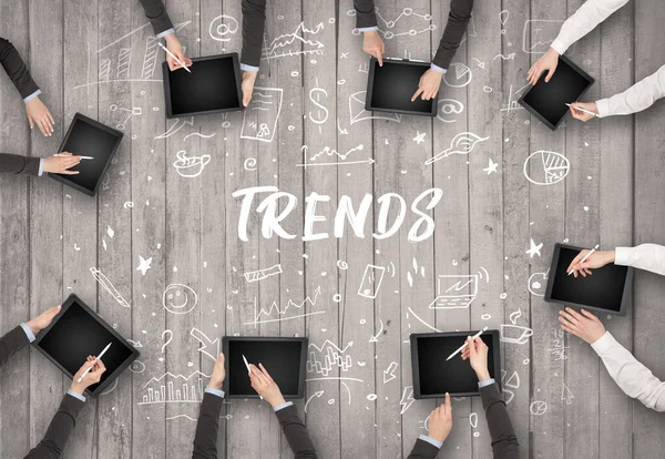 TRENDS yazıtları ve ortak çalışma konseptiyle birlikte çalışan bir grup iş adamı