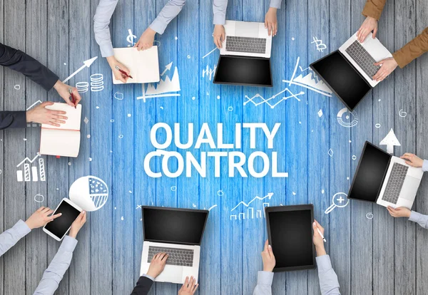 Gruppe Geschäftiger Menschen Die Einem Büro Mit Quality Control Beschriftung — Stockfoto