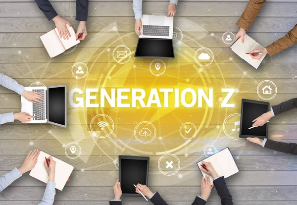 GENERATION Z insciption, sosyal ağ konsepti ile toplantı yapan bir grup insan