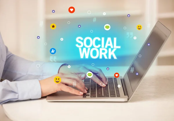 Niezależna Kobieta Korzystająca Laptopa Napisem Social Work Koncepcja Mediów Społecznościowych — Zdjęcie stockowe