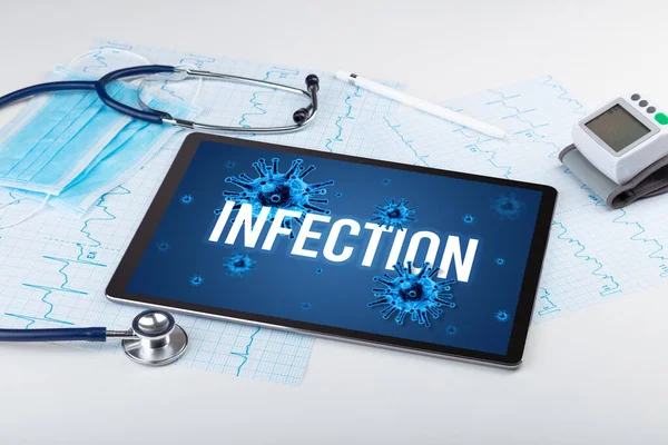 Tablety Lékařské Nástroje Bílém Povrchu Nápisem Infection Pandemický Koncept — Stock fotografie