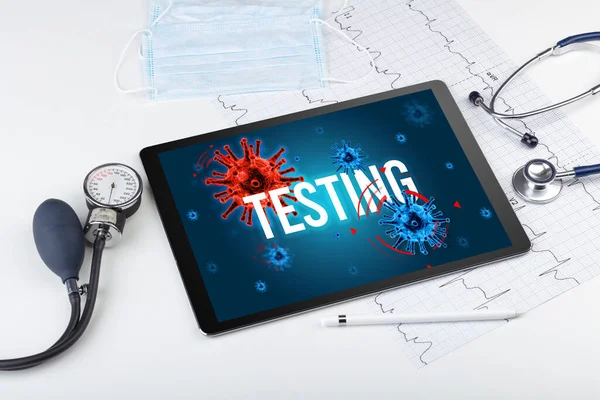 Tablet Und Arztwerkzeuge Auf Weißer Oberfläche Mit Testing Aufschrift Pandemiekonzept — Stockfoto