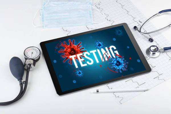 TESTING yazıtları, salgın konsepti ile beyaz yüzeyde tablet pc ve doktor araçları