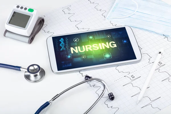 含Nursing题名 预防概念的平板电脑及医疗用品 — 图库照片