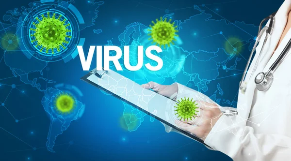 Doktor, VIRUS yazıtları ve viroloji konseptiyle tıbbi kayıtları dolduruyor.