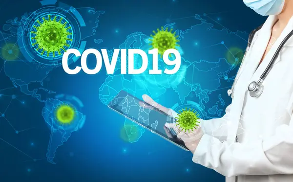Doktor COVID19 yazıtları ve viroloji konseptiyle tıbbi kayıtları dolduruyor.