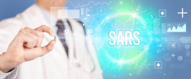 Doktorun size SARS kısaltmalı bir hap verdiği yakın plan, viroloji konsepti.