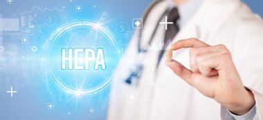 Bir doktorun HepA kısaltması, viroloji konsepti olan bir hap verdiği yakın plan.