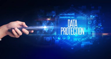 DATA PROTECTION yazıtları, siber güvenlik kavramı ile el ele tutuşan kablosuz çevre