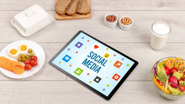 Friska Tablet Sammansättning Med Sociala Medier Inskription Sociala Nätverk Koncept — Stockfoto