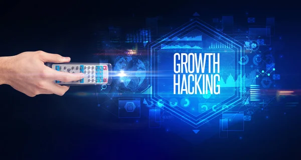 手持无线外设 带有Growth Hacking铭文 网络安全概念 — 图库照片