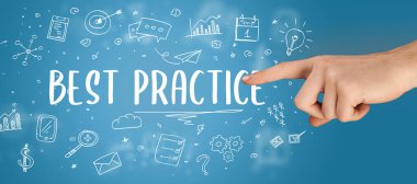 En iyi pratik yazıt, modern iş çözümü kavramına işaret eden kırpılmış ellerin yakın çekimi