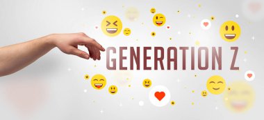 GENERATION Z yazıtlarına, sosyal medya kavramına işaret eden kırpılmış ellerin yakın çekimi