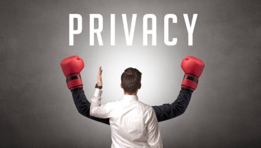 Özel yazıtlara ve siber güvenlik kavramına sahip bir işadamının arka görünüşü