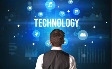 TECHNOLOGY yazıtları ve modern teknoloji kavramına sahip bir işadamının arka görüşü