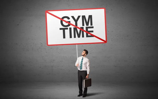 Zakelijke Persoon Met Een Verkeersbord Met Gym Time Inscriptie Nieuw — Stockfoto