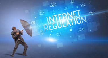 Siber saldırıya karşı şemsiyeyle savunma yapan bir işadamı ve internetteki yazıt, online güvenlik kavramı