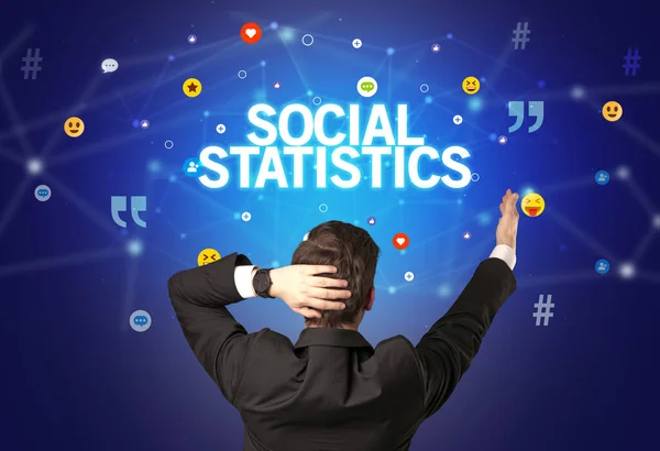 Achteraanzicht Van Een Zakenman Met Sociale Statistieken Inscriptie Sociaal Netwerkconcept — Stockfoto