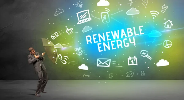 再生可能エネルギーの碑文から傘で守るビジネスマン 近代的な技術の概念 — ストック写真
