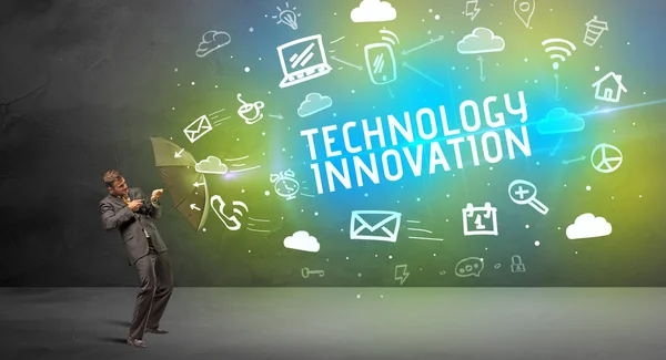 技術革新の碑文から傘で守るビジネスマン 近代的な技術の概念 — ストック写真