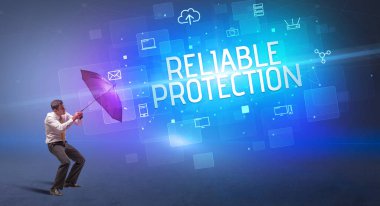 Siber saldırıya karşı şemsiyeyle savunma yapan bir işadamı ve çevrimiçi güvenlik kavramı