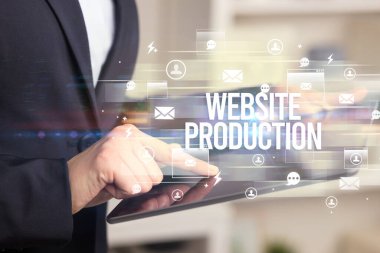 Web Sitesi Prodüksiyon Yazıtı, modern teknoloji kavramını araştıran bir tabletin yakın plan görüntüsü