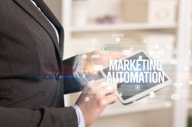 Bir tabletin yakın plan araştırması MARKETING AUTOMATION yazıtları, modern teknoloji kavramı