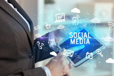 SOSYAL MEDIA yazıtları ile Sosyal Ağ Kullanan Bir Kişinin Yakın Çekimi