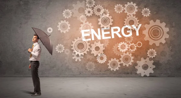 ENERGY yazıtları ve teknoloji kavramından şemsiyeyle savunma yapan iş adamı